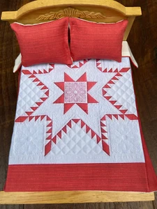 Puppenhaus Miniaturen Tagesdecke Bettdecke Decke mit 2 Kissen Maßstab 1:12 #P073 - Bild 1 von 3