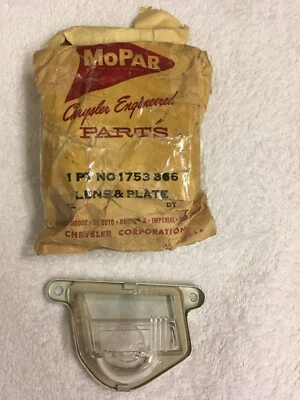 Nuevo de Lote Antiguo 57-59 Chrysler Dodge Plymouth DeSoto Lámpara de Licencia Izquierda Lente Suburban 1753366 Foto 1 de 4