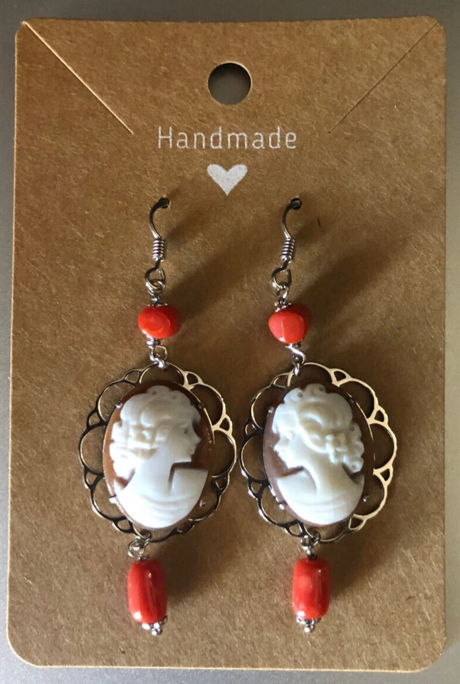 Orecchini in cammeo sardonica su montatura in argento e pepite di corallo rosso - Immagine 1 di 3