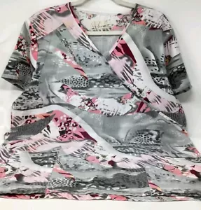 Essentials Women’s Scrub Top Size XL Abstract Floral Pink And Grey - Picture 1 of 5