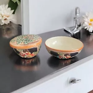 JABONERA DE AFEITAR CON TAPA Y TAZÓN EXTRA SANYO JAPÓN PORCELANA ALTO RELIEVE - Imagen 1 de 11