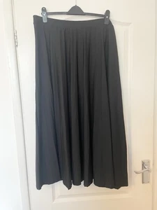 Marks And Spencer Plus Size Black Pleated Elasticated Waist Skirt Size 24 - Bild 1 von 7