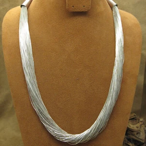 Hermoso collar de 100 hilos de plata líquida de ley - Imagen 1 de 6