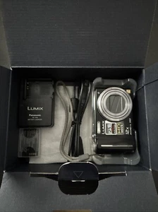 Panasonic LUMIX DMC-TZ7 / 10.1 MP Digitalkamera - Schwarz + DMW-AC5 + DMW-MCA1 - Bild 1 von 3