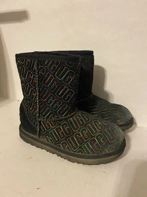 BOTAS DE GAMUZA CON LOGOTIPO DE PUNTADA GRÁFICA UGG CLASSIC II NEGRAS TALLA 2 para niñas Foto 1 de 4