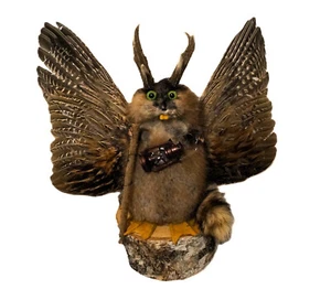 Wolpertinger, Bayerisches Urvieh, auf Holzstumpf, Handanfertigung, mit Laterne - Bild 1 von 7