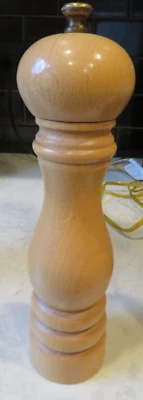 Molinillo de pimienta Peugeot madera marrón claro 9 pulgadas de alto hecho en Francia ¡GENIAL! Foto 1 de 4