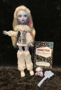 First Wave Monster High Puppe Abbey Bominable Mattel halb komplett ohne Tasche & Ständer - Bild 1 von 17