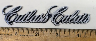 Placa de identificación insignia de escritura emblema de calais oldsmobile cutlass de colección OEM GM Foto 1 de 2
