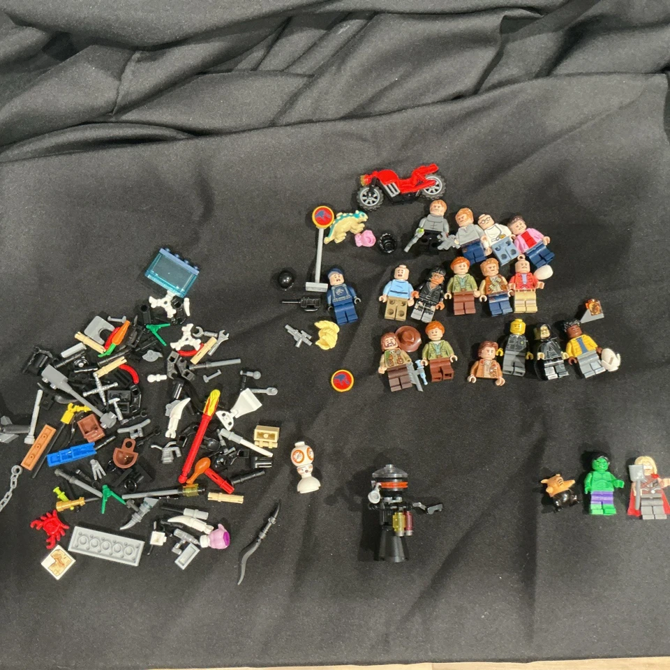Lote de minifiguras LEGO de Parque Jurásico y Marvel más accesorios varios ver fotos Foto 1 de 4