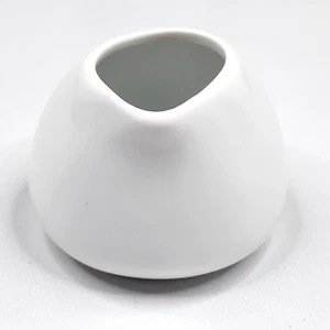 Crema de porcelana blanca Crate & Barrel de 2,25" de alto - Diseño moderno de mediados de siglo - Imagen 1 de 8