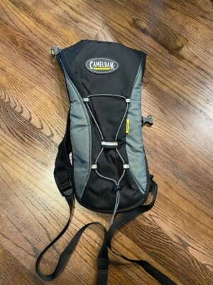 Paquete de hidratación clásico Camelbak con depósito de 2L 70 oz gris/negro Foto 1 de 2