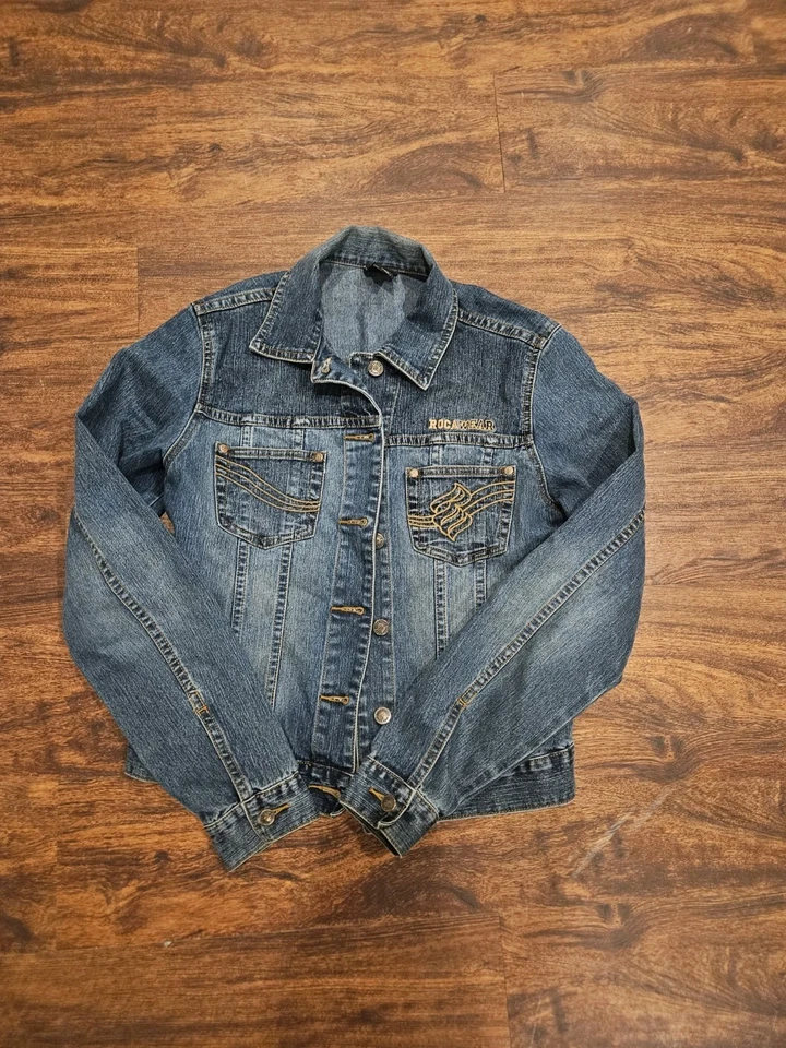 Jaqueta caminhoneiro Rocawear feminina grande azul denim bordada Y2K streetwear retrô - Imagem 1 de 4