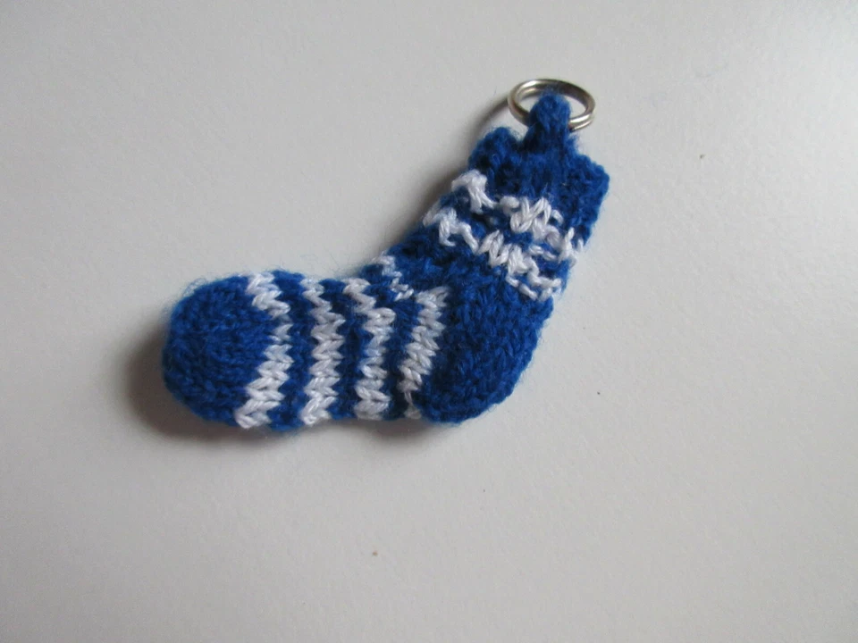 Schlüsselanhänger, Minisocke, Sparstrumpf, Geldgeschenke, handgestrickt, NEU - Bild 1 von 1