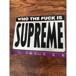 Pegatina grande Supreme Who The F FUK Is Supreme SS19 - Imagen 1 de 2