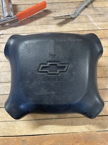 2000-2005 Chevrolet Blazer S10 Driver Wheel Horn Cover - Picture 1 of 2
