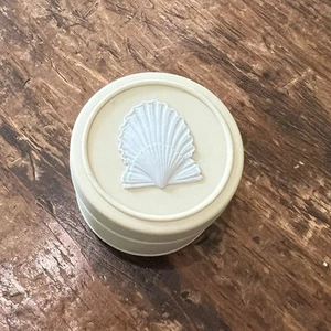 Rare Round Wedgwood Ivory Jasperware Pill Box With Scallop Seashell Decoration - Picture 1 of 8