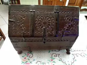 SCRIGNO ANTICO PORTAGIOIELLI IN USO IN INDIA LEGNO SCOLPITO A MANO RARO - Picture 1 of 10
