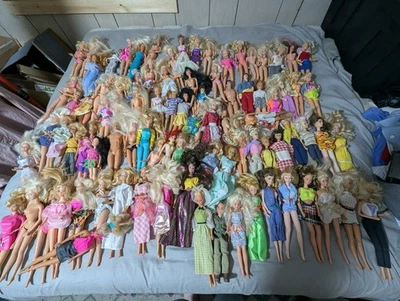 Gran Lote De Muñecas Barbie Mattel Vintage Años 60 70 Años 80 Años 90 Y Otros Accesorios Foto 1 de 4