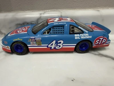 Pintura Ertl Nascar STP Petty 25th #43 B. Hamilton 1984 200th Victory 1:18 diecast Foto 1 de 4