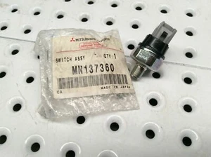 GENUINE OIL PRESSURE SWICH MITSUBISHI PAJERO R, X NS, NT V87W 2006-01/2010 3.8L - Picture 1 of 3