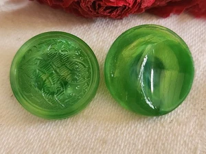Duo boutons vintage en verre  laiteux vert travaillé 1,7 cm G7J - Picture 1 of 5