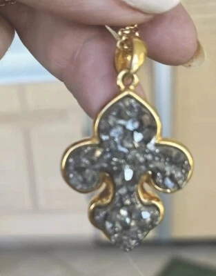 COLLAR COLGANTE LARGO MARCIA MORAN TITANIO DRUZY FLOR DE LIS CHAPADO EN 18K YG Foto 1 de 4