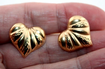 Preciosos aretes perforados de corazón con desplazamiento hinchado de oro de 14k no son chatarra 2,9 gramos Foto 1 de 4
