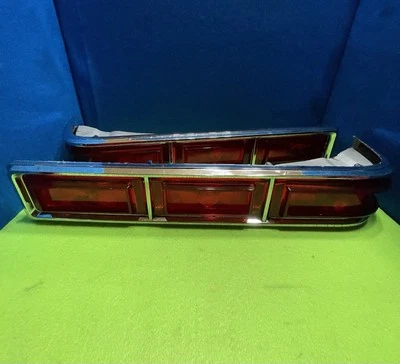 Chevrolet Impala 1966 luz trasera lámpara lente y bisel diestro diestro par oferta limitada Foto 1 de 4