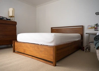 Cama Queen Design Within Reach Matera con Almacenamiento Nogal, ¡100% Auténtica! Foto 1 de 4