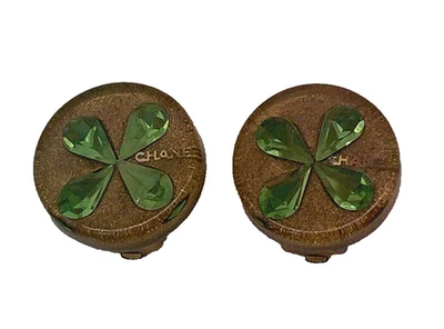 Pendientes Logo CHANEL Trébol Verde Plástico Transparente/Tono Dorado 01C Estampados De Colección Foto 1 de 4