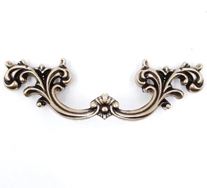 French Provincial Drawer Pulls - 6-Pack, Antique Brass, 2-1/2" Hole Centers, Vin - Afbeelding 1 van 4