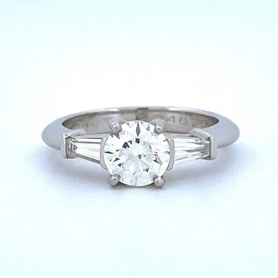 Tiffany & Co. Anillo de compromiso de platino y diamantes Foto 1 de 4