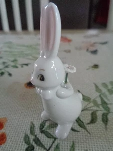 Hase Mann mit Blume  Bunny de luxe  Ostern  7 cm von Goebel - Bild 1 von 1