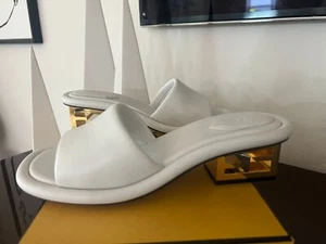 Gebraucht! Fendi Baguette weiße Leder-Pantolette Sandale Logo goldfarbener Absatz Schuhe 995 $ - Bild 1 von 21