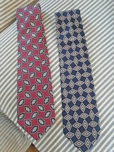 Lote de 2 Corbatas de Seda Brooks Brothers Diseño Geométrico Similar Hechas en EE. UU. - Imagen 1 de 5