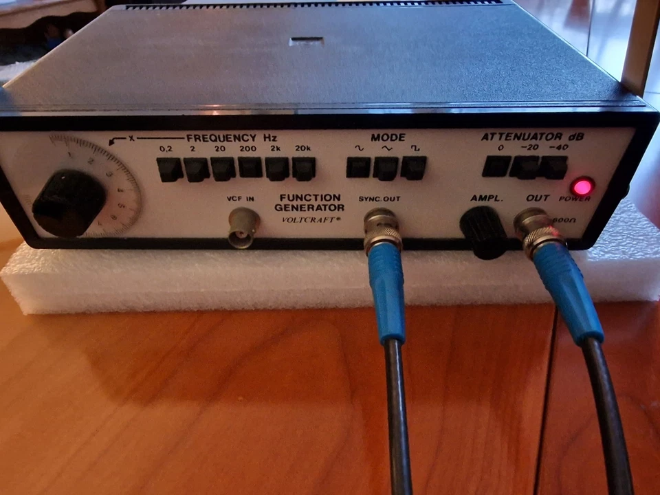 Voltcraft Signal Function Generator  VCF Ein- & BNC sync Ausgang Sinus Dreieck  - Bild 1 von 4