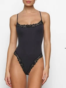 Body cami de encaje SKIMS se adapta a todos en ónix talla XS NUEVO CON ETIQUETAS Valeriana - Imagen 1 de 8