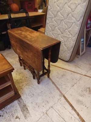 古董可落叶桌 需要精炼,但制作精良,坚固耐用。 — 第 1/4 张图片