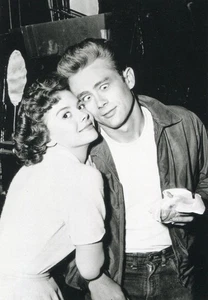 James Dean with Natalie Wood•Rebel Without A Cause 1954•Photo POSTCARD France - Picture 1 of 2