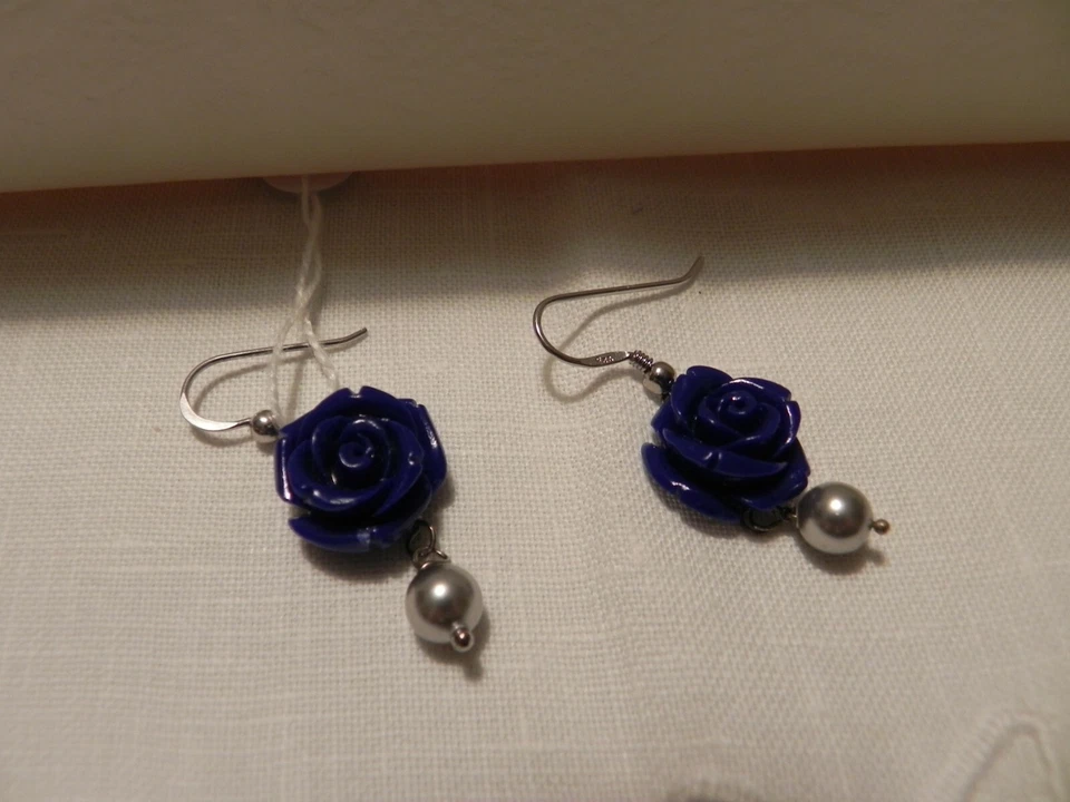 CREAZIONI - Orecchini in argento con rose blu+swarovski - fatti a mano - BIJOUX - Immagine 1 di 1