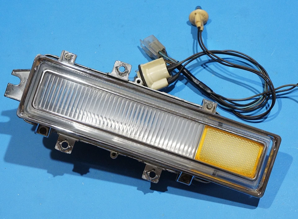 1975-78 CADILLAC ELDORADO OEM TURN SIGNAL SIDE MARKER LIGHT ASSEMBLY - LH - Image 1 of 4