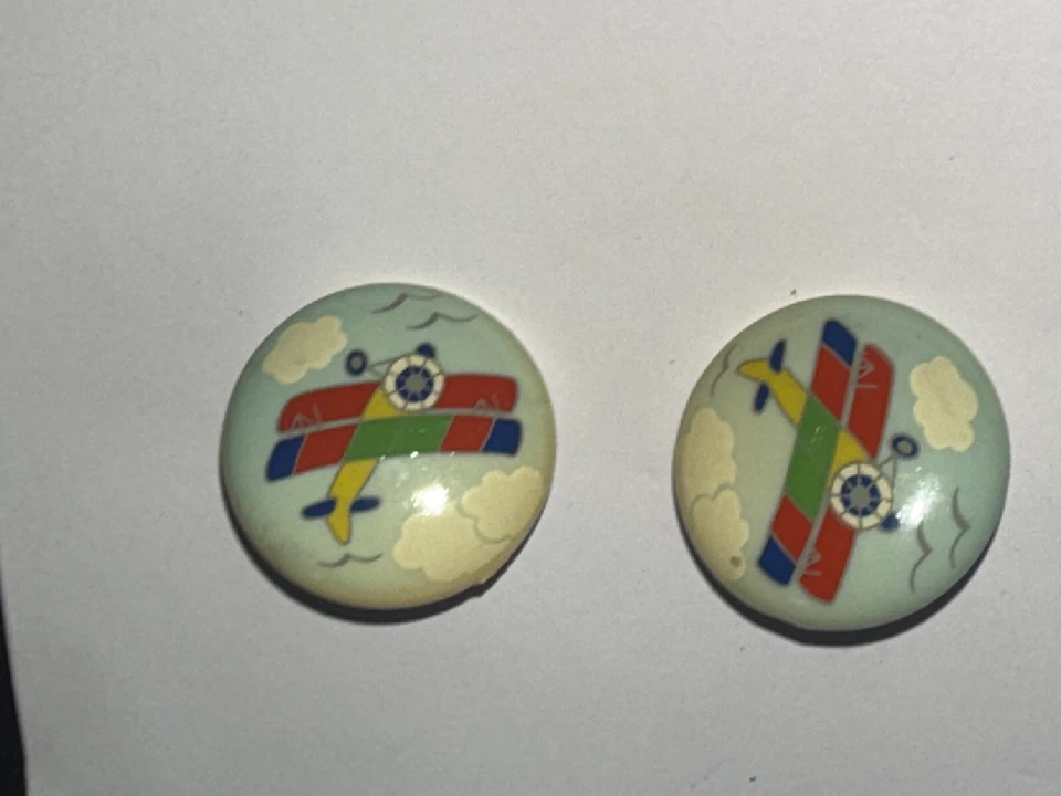 PENDIENTES, BOTÓN BIPLANO ESTILO BRILLANTE Y COLORIDO, PLÁSTICO PUSH THROUGH R20 Foto 1 de 2