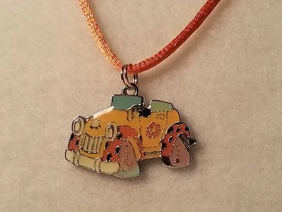 Collar colgante de coche de dibujos animados naranja con cordón de satén con cierre de langosta Foto 1 de 4