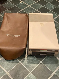 Commodore 1541 Disc Laufwerk mit Abdeckung * Einschalten, aber keine Kabel enthalten * Ist-Zustand e1 - Bild 1 von 15