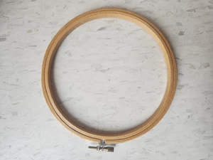 Vintage Wooden Round Embroidery Hoop Thumb Screw 6" made in Taiwan Needlepoint - Picture 1 of 6