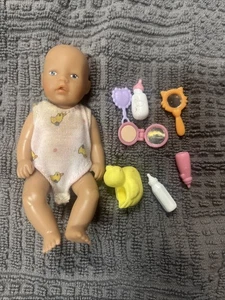 VINTAGE ZAPF BABY BORN BEWEGLICHE MINI PUPPE 4,5 ZOLL PYJAMA - Bild 1 von 6