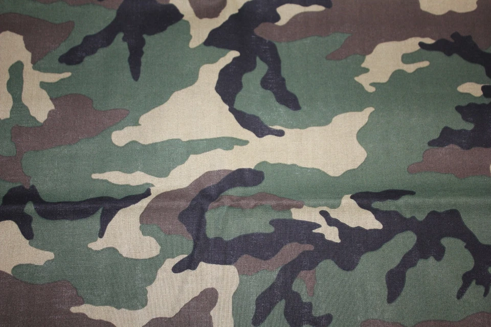 1 YD 25" L X 44" W Camuflaje Verde 100% Tela-Edredón-Artesanía-Coser-#132 Foto 1 de 1