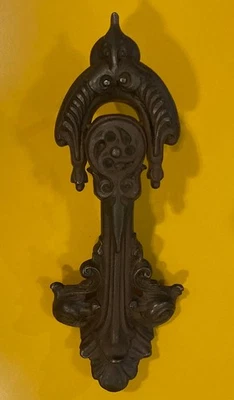 ANTIGUO LLAMADOR DE PUERTA DE HIERRO FUNDIDO VICTORIANO A KENRICK & SONS 9,5" X 3,5" Foto 1 de 4