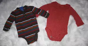 Set di due taglie Baby Boy Onsies taglia 6 Mo Oshkosh & Carter s gioco colorato a righe - Foto 1 di 5